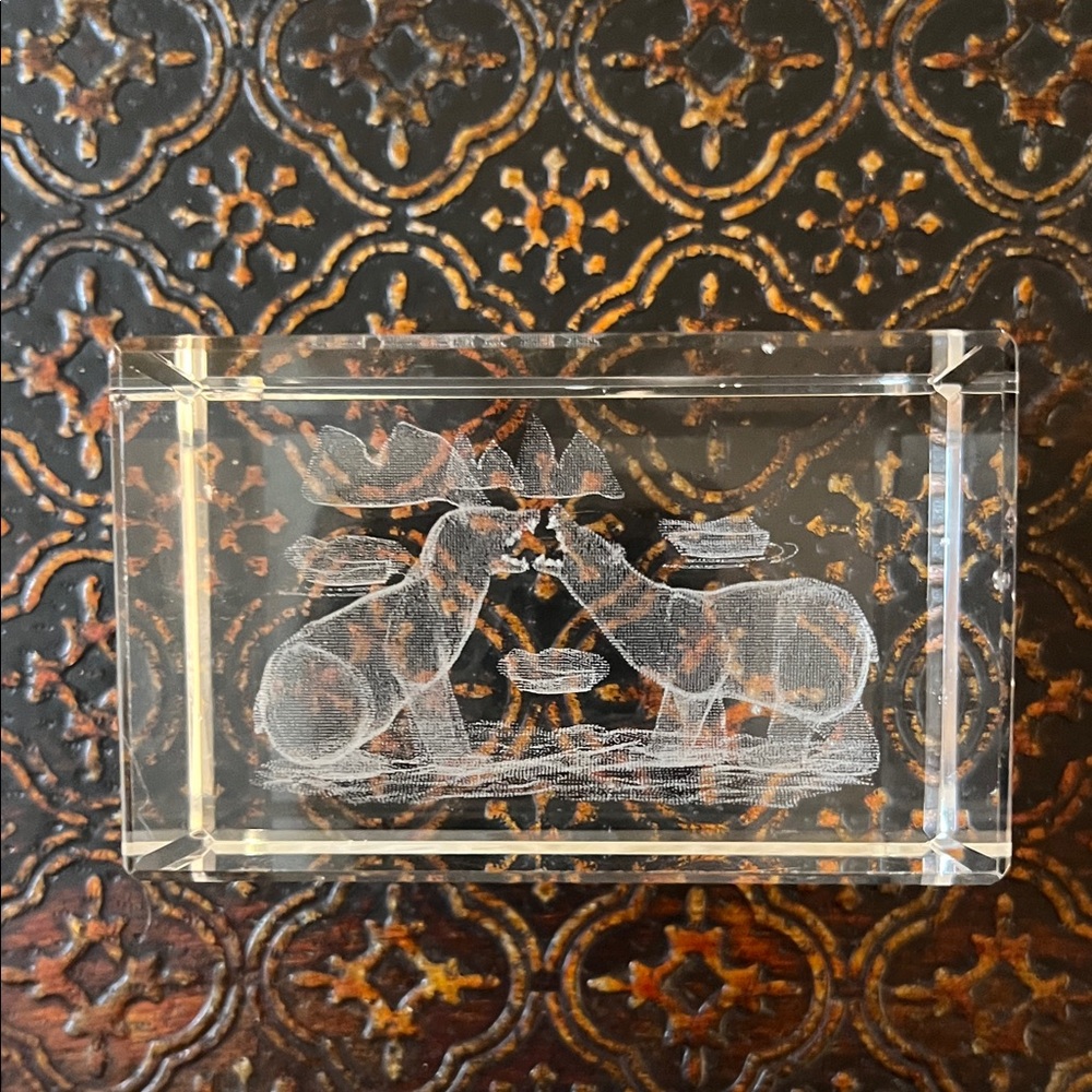 3D laser-etched glass paperweight, featuring a scene of polar bears